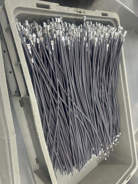 Megomat #ASM-3300-U, wire cutting & processing machine, APE 300 crimping station, 1997 - Image 9