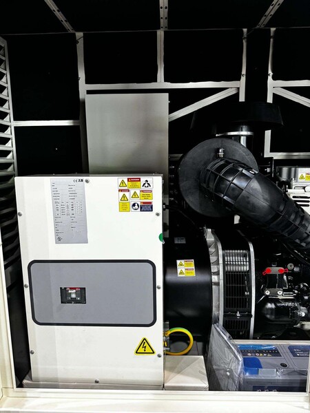 150 KW Model #EPG150P, diesel generator, sound attenuated enclosure, 277/480 Volts, critical silencer, new - Image 3