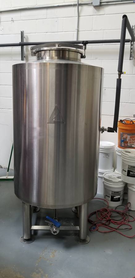 150 gallon Brewing hot liquor tank, 1.5" tri-clamp base port w/butterfly valve, lid with 2" & 1.5" tri-clamp - Image 1