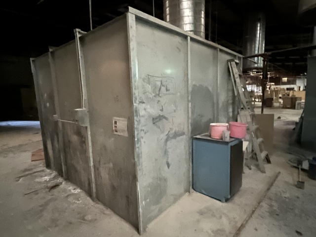 Spray booths, approx 15' x 12' (3 available) - Image 4