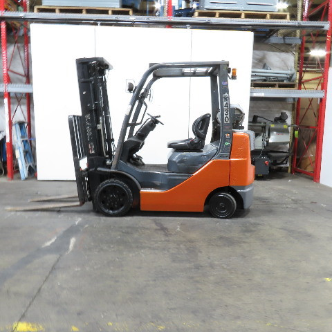 5000 lb. Toyota #8FGCU25, 3 stage LP gas forklift, 189" lift, 42" x 4" forks 2016 - Image 1