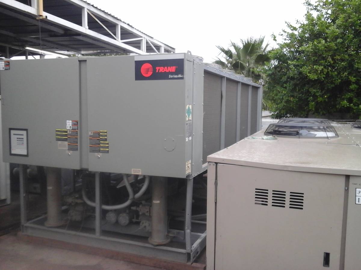 100 Ton, Trane #RTAA1004YT01A300, Chiller, 2 Compressor Screw, 460 V - Image 1