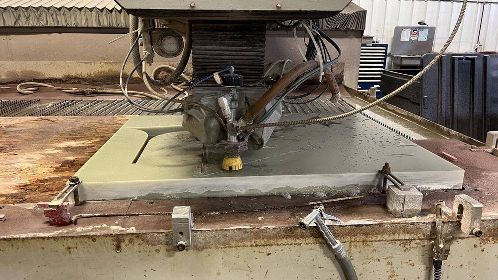 Flow #IFB-6012, Waterjet Cutting System, 6' width x 12' L Table, 6' x 12' x 9" Travels, 50 HP Pump, 60000 - Image 7