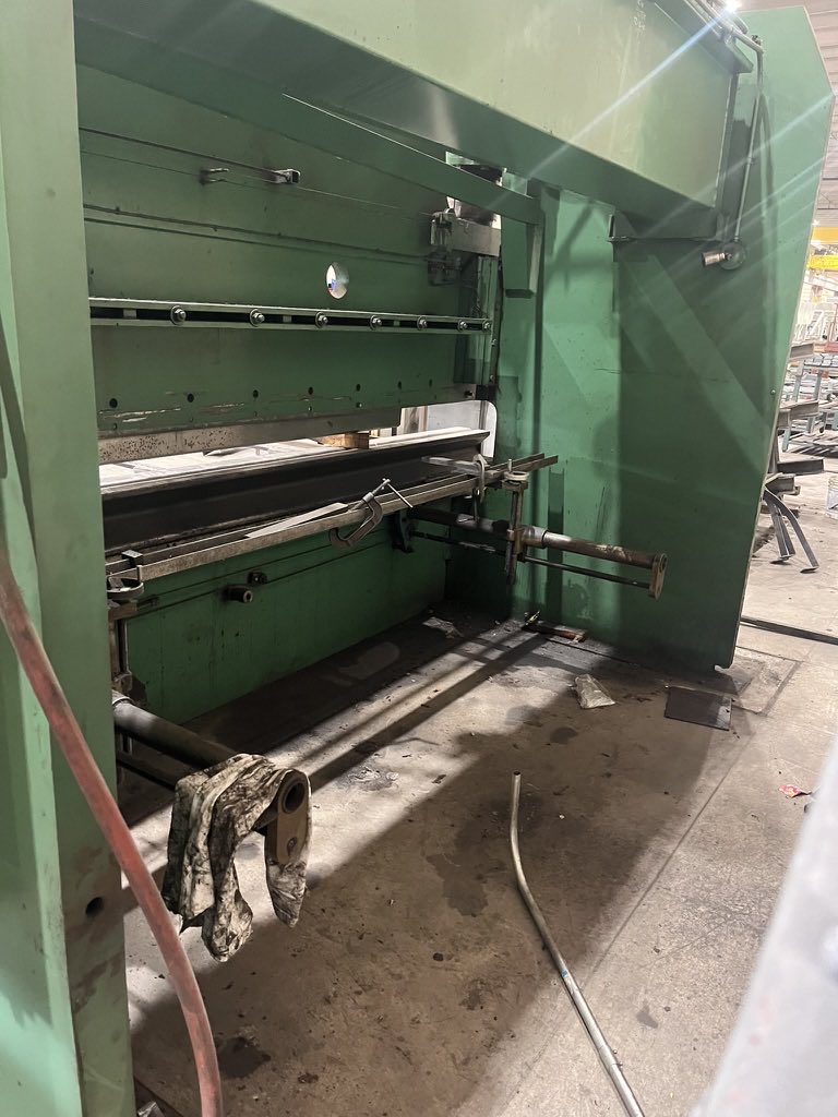 300 Ton, Pacific #K300-12, hydraulic press brake, 24' overall, 125-1/2" between housing, 12" stroke, 30 HP - Image 4