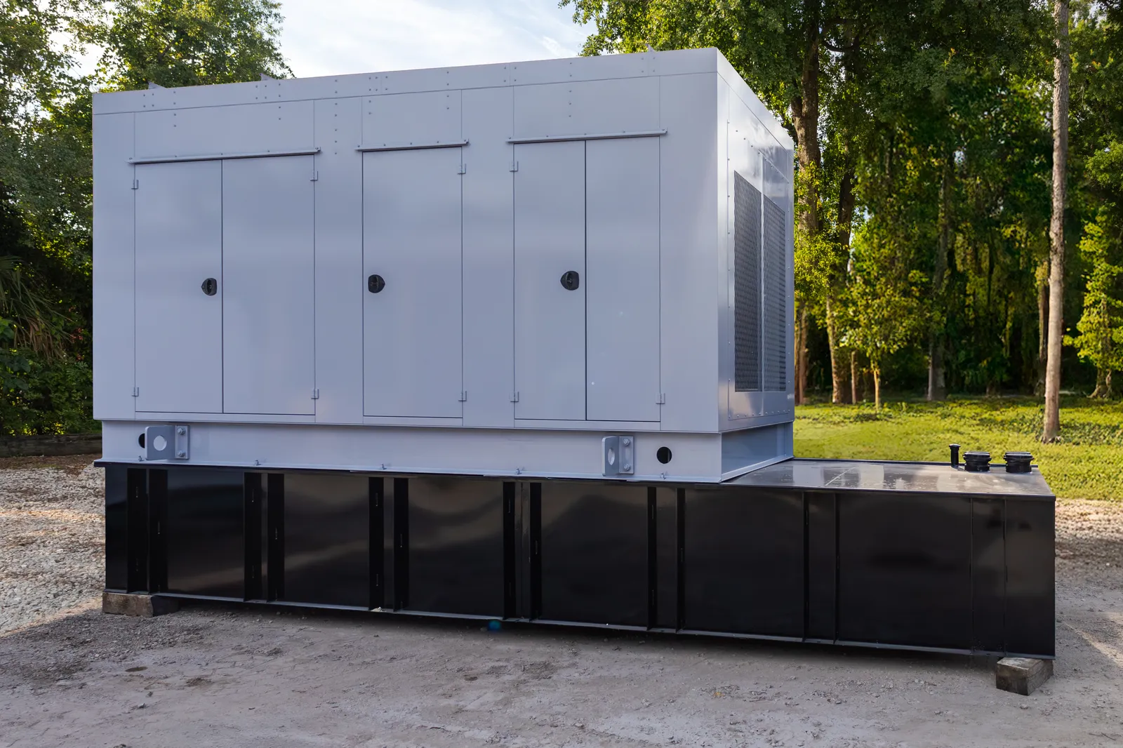 650 KW MTU #650RXC6DT2, generator, weatherproof enclosure, 277/480 Volts, 922 hours, 2008, #091419 - Image 2