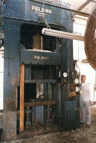 300 Ton, Fielding, Hydraulic Press, Downstroke, 48" Stroke, 96" Daylight, 48" Shut height, 48" L-R x 41" F-B - Image 4