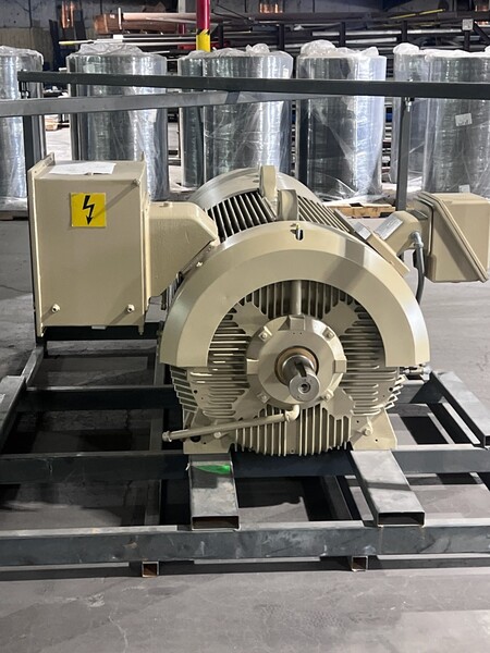 900 HP 1800 RPM General Electric, Frame 5809/10, TEFC, Ball Bearing, 1.15 service factor, 2300/4160 Volts - Image 2