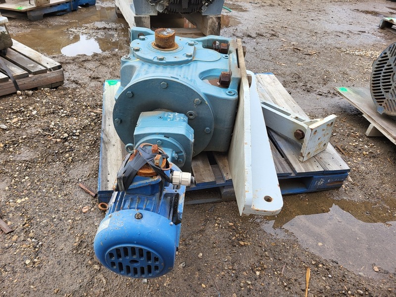 3 HP, 1755 RPM, SEW-Eurodrive #KA127R77AM182-KS, 704.00 :1 ratio gear reducer, 575 Volts - Image 4