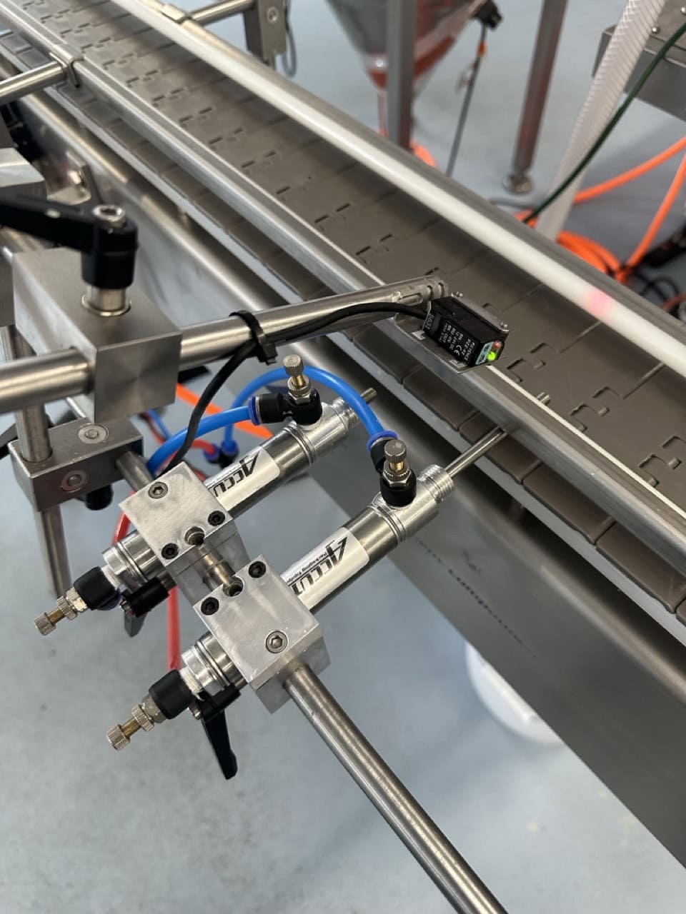 Accutek #SVF 02-002-000, Single Piston Filler with Conveyor, Heated & Agitated Hopper, 2014 - Image 3