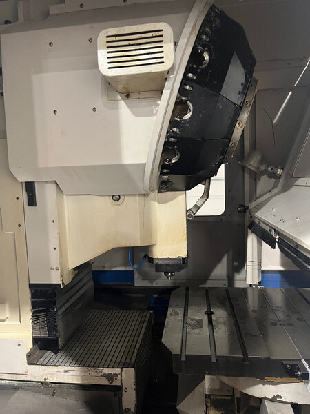 Daewoo Doosan #DVC-320, vertical machining center w/pallet changer, Fanuc 21iM, 20.4" X, 12.6" Y, 13.7" Z - Image 2