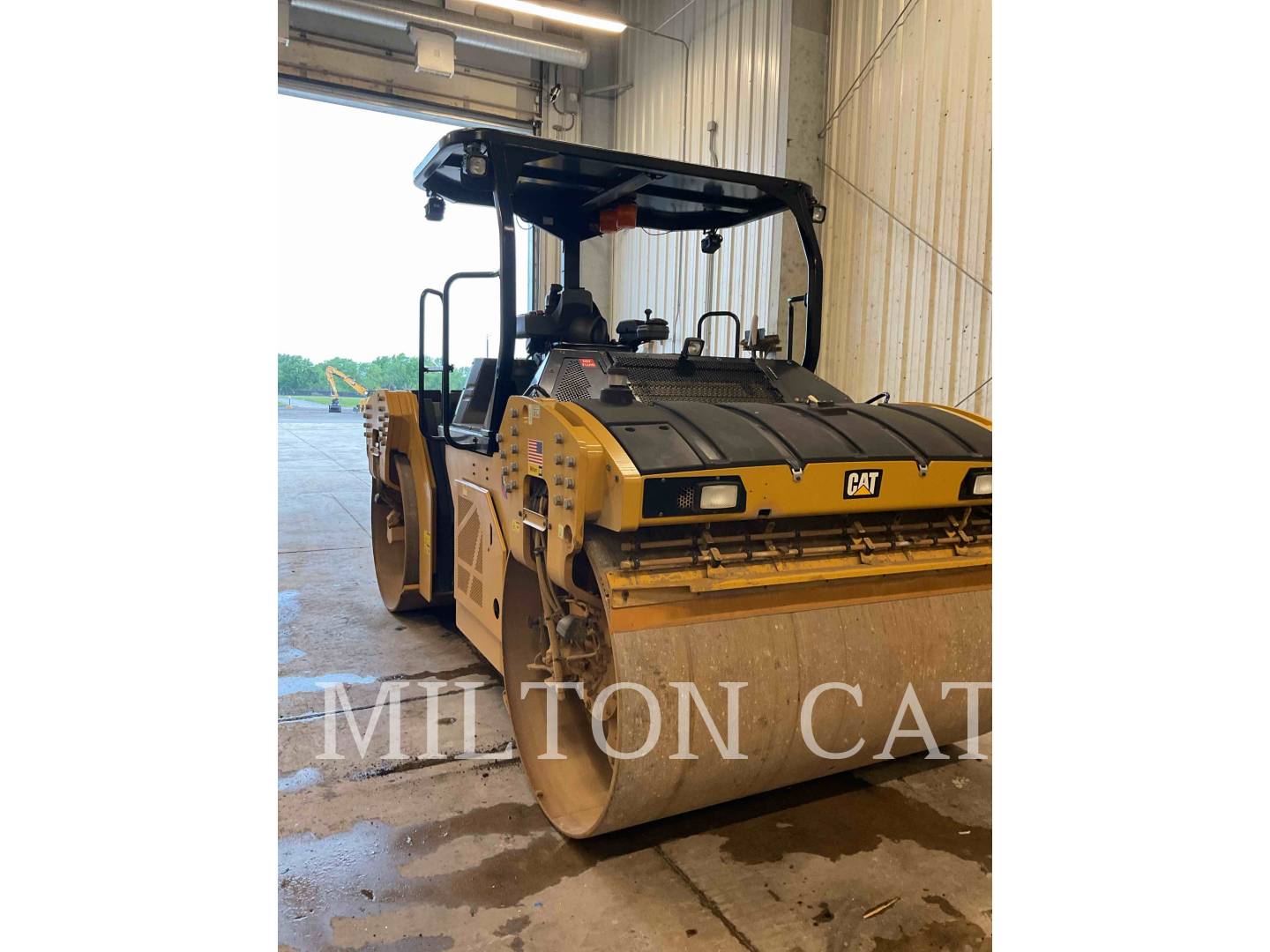 Caterpillar CB15, Twin Drum Roller, 1374 hours, S/N: M9400405, 2022 - Image 2