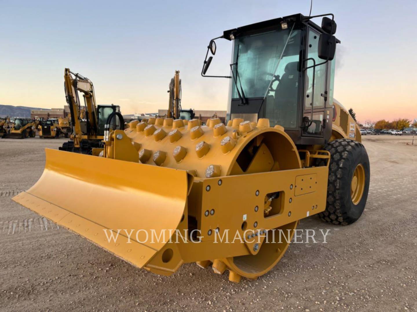 Caterpillar CS56, Asphalt Distributor, 877 hours, S/N: S5602051, 2023 - Image 1