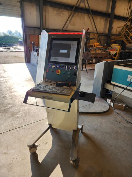 Flow #Mach-500-4080XD, 13.1'W x 26' L table, 94000 psi, 100 HP, hopper, 2637.9 hours, 2020 - Image 6