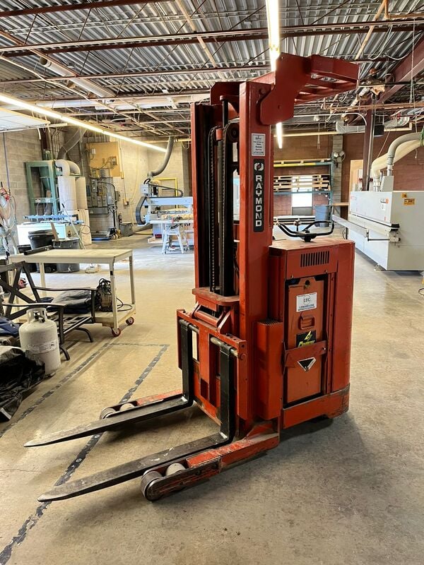 3000 lb. Raymond #810, electric reach forklift, 10' reach height, 24 V. - Image 2