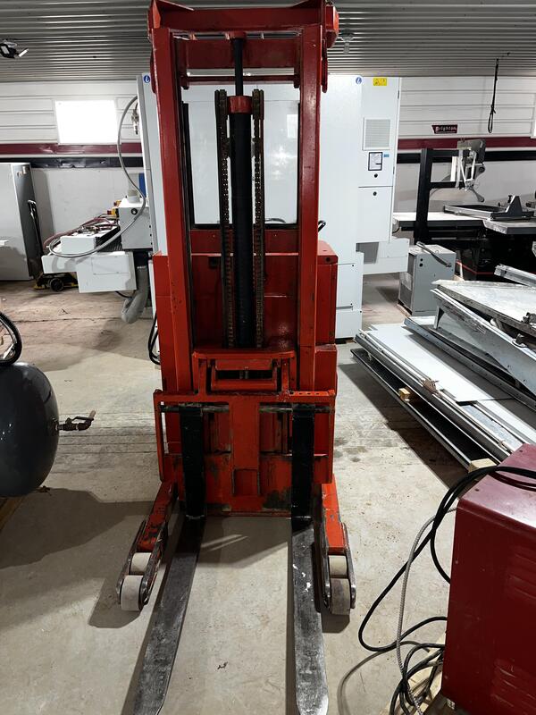 3000 lb. Raymond #810, electric reach forklift, 10' reach height, 24 V. - Image 4