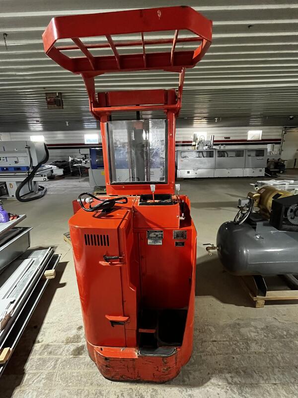 3000 lb. Raymond #810, electric reach forklift, 10' reach height, 24 V. - Image 6