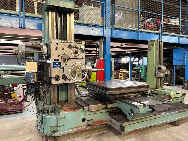 4" Tos #W100A, table type horizontal boring mill, 49" x49" built-in rotary table, built-in outrigger rails - Image 3