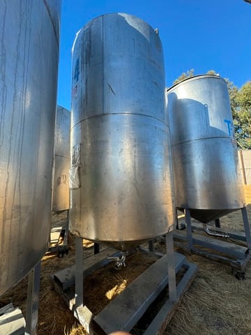 750 gallon 316 Stainless Steel tank, single wall design, 4' dia. x 8' straight side, cone bottom - Image 2