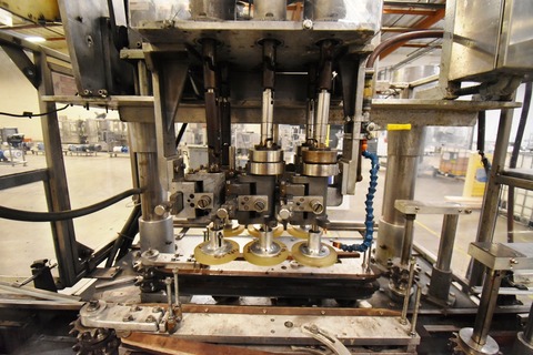 Automatic inline 3-spindle screw capper with capacity elevator & hopper - Image 4