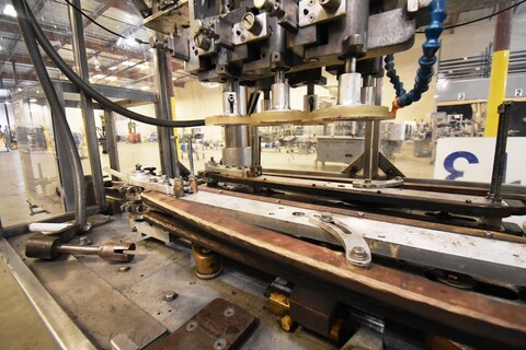 Automatic inline 3-spindle screw capper with capacity elevator & hopper - Image 6