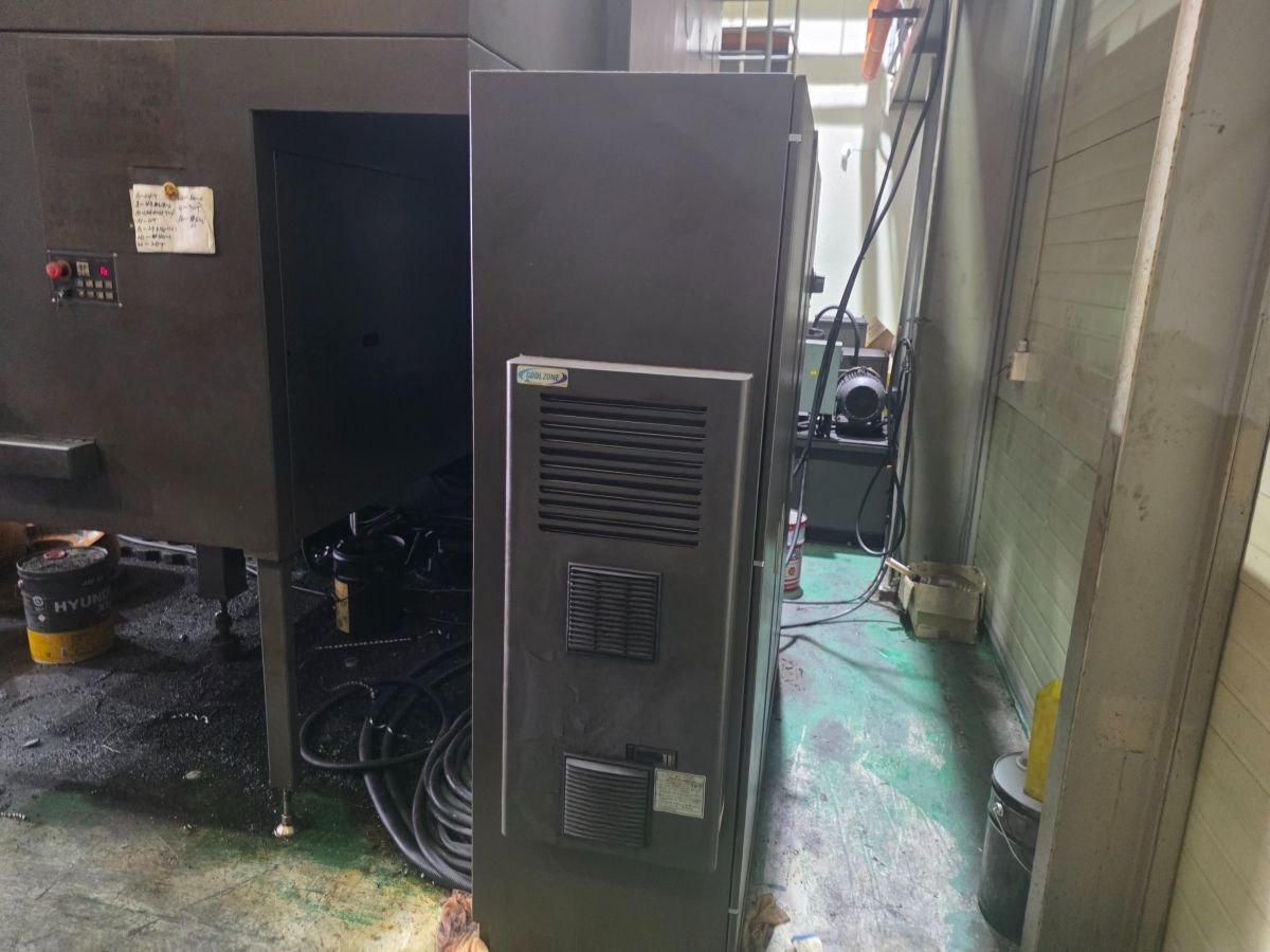 49.2" Hankook #VTC-125E, vertical turret lathe, 63" swing, 24 ATC, Fanuc 32IA, chip conveyor, 2015 - Image 1