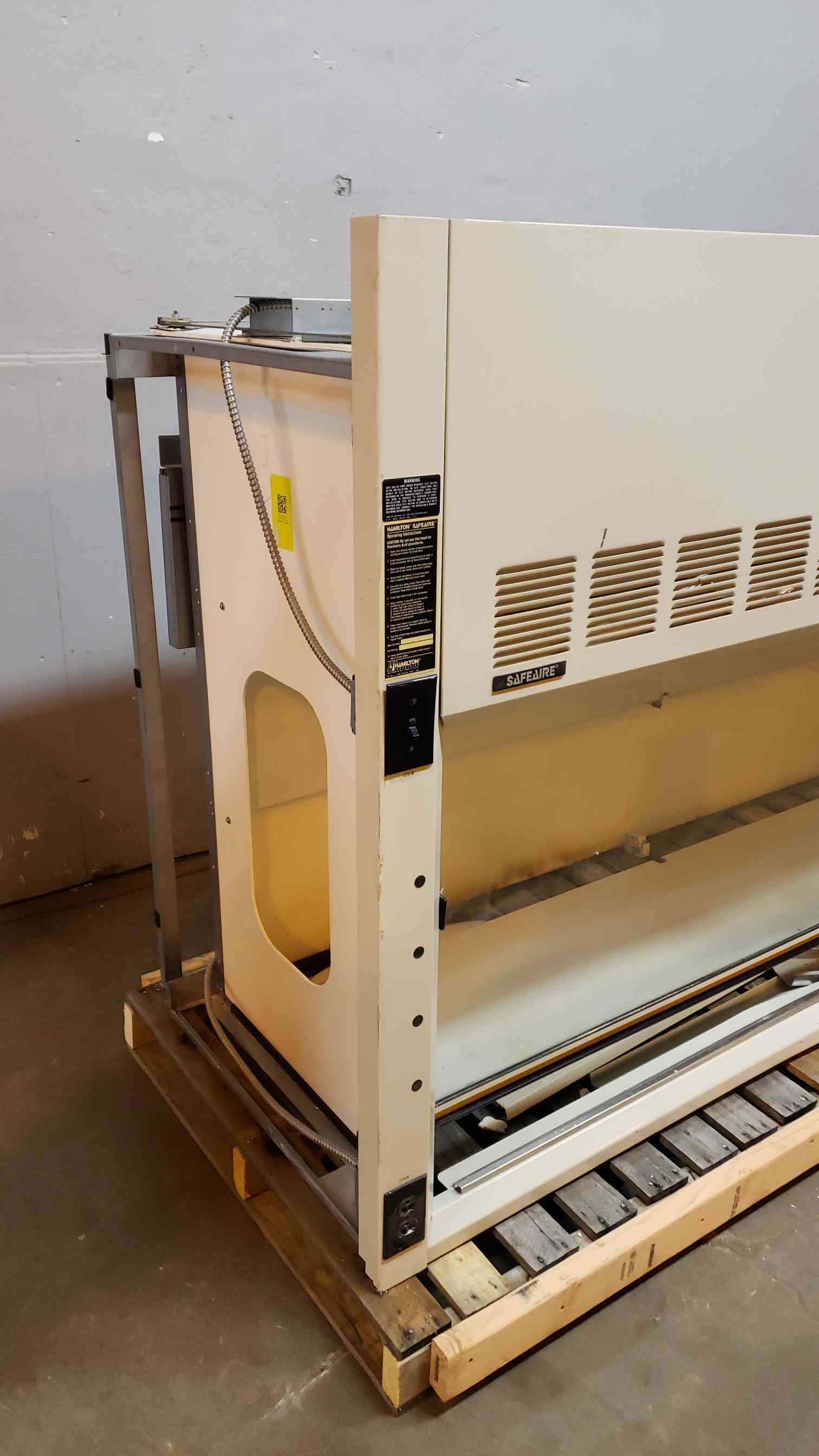 Hamilton, SafeAire Chemical Fume Hood, 8' width, 18" sash height, 120 FPM - Image 2