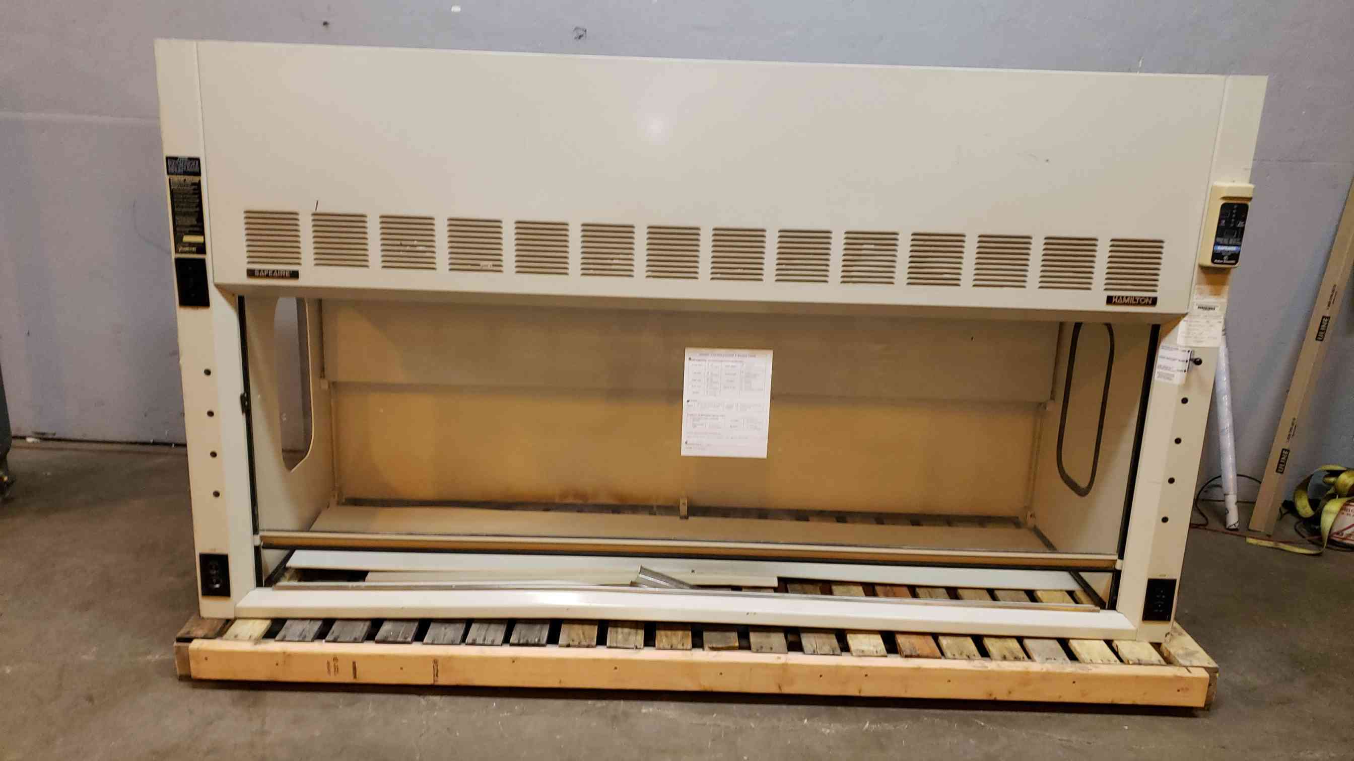 Hamilton, SafeAire Chemical Fume Hood, 8' width, 18" sash height, 120 FPM - Image 7