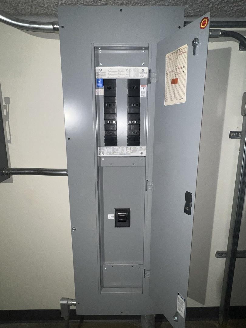 225 Amp. Westinghouse, PRL2, Panelboard, (8) breakers, 4 Wire, 3 phase, 480Y/277 V, 1994 - Image 1
