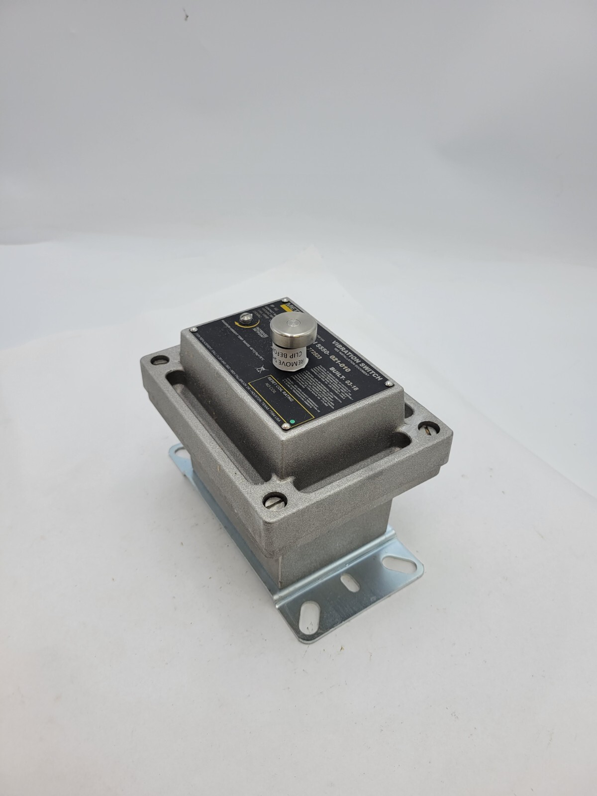 Metrix #5550-021-010, Mechanical Vibration Switch 480 VAC, 15A, 250VDC, NEMA Size 4, unused - Image 1
