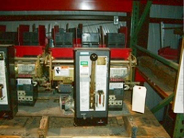 800 Amps, Siemens, RLH-800, Breaker, manually operated, drawout, III ISI, 65kA @ 635V., 3 phase (25 available) - Image 1
