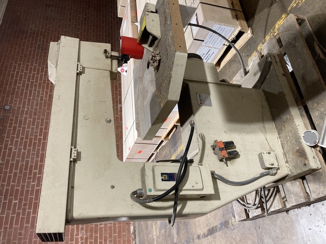 SCMI #R-8, Pin Router, 30" x36" non-tilt table, 29.5" throat, 4" spindle travel, 6.6 HP, 1/4"-5/8" collet - Image 2