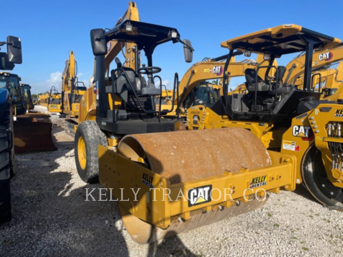 Caterpillar Carbon Steel 44, Vibratory Single Drum Smooth, 375 hours, S/N: CS300784, 2019 - Image 2