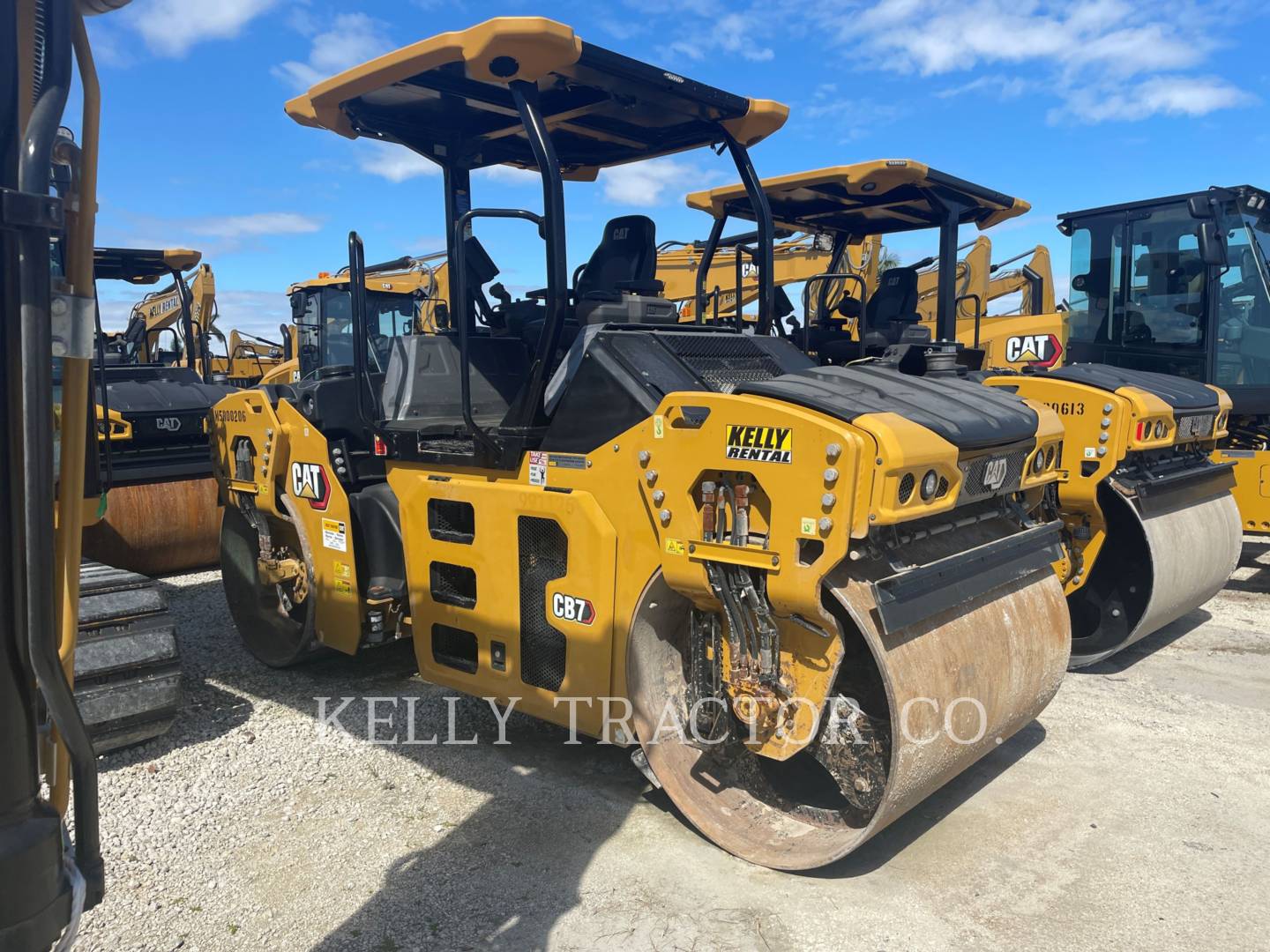 Caterpillar CB 7, Twin Drum Roller, 1087 hours, S/N: M5R00206, 2021 - Image 2