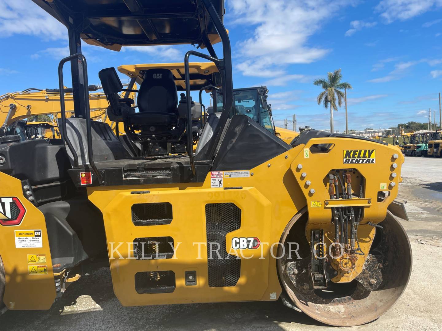 Caterpillar CB 7, Twin Drum Roller, 1087 hours, S/N: M5R00206, 2021 - Image 4