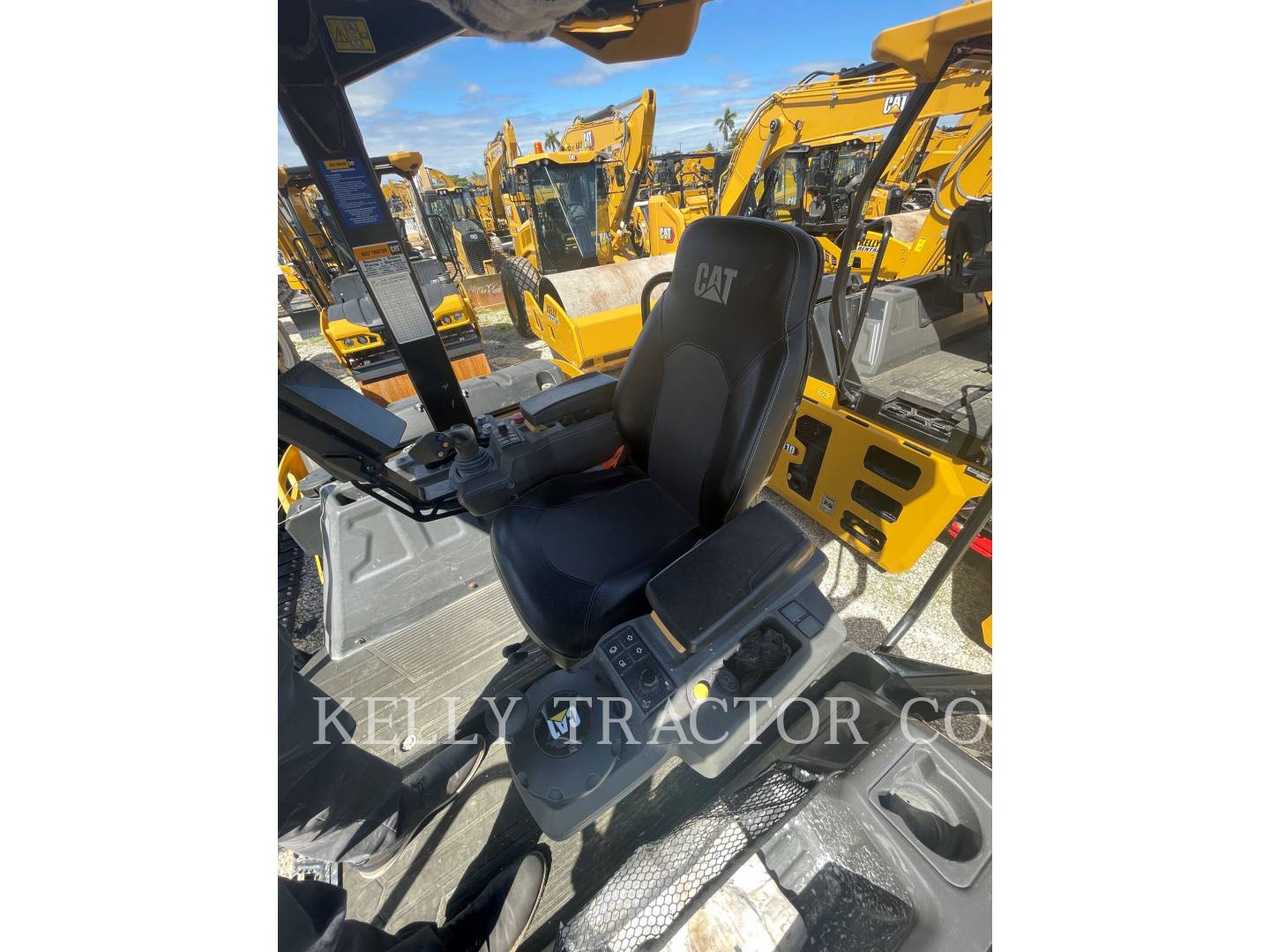 Caterpillar CB 7, Twin Drum Roller, 1087 hours, S/N: M5R00206, 2021 - Image 5