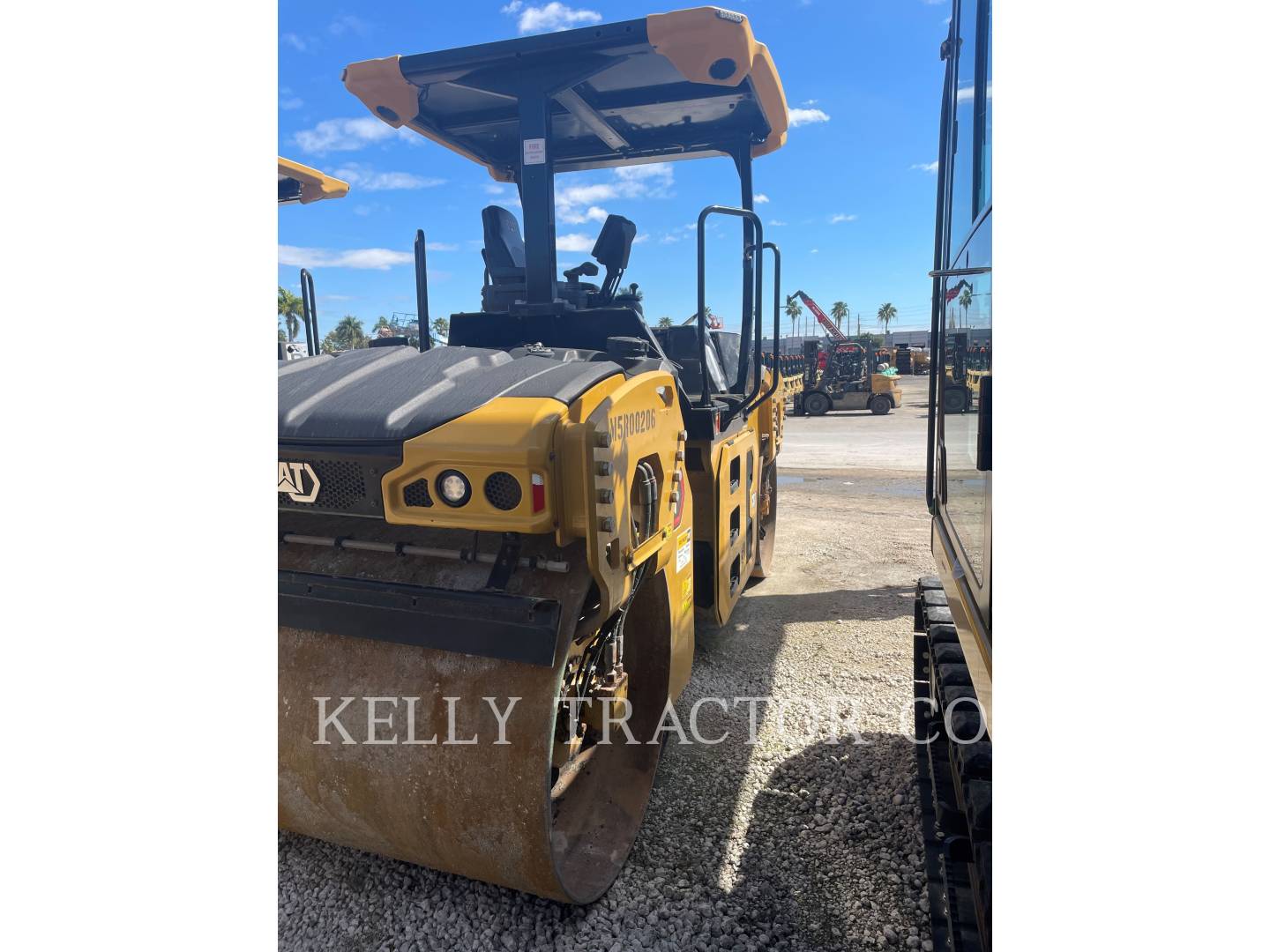 Caterpillar CB 7, Twin Drum Roller, 1087 hours, S/N: M5R00206, 2021 - Image 6
