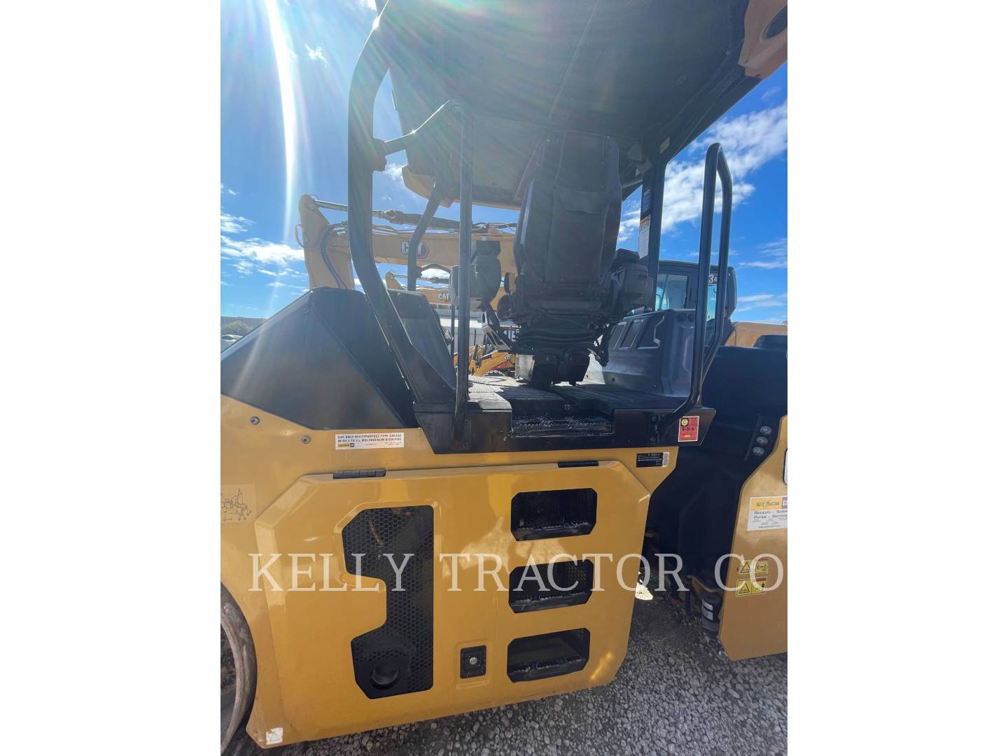 Caterpillar CB 7, Twin Drum Roller, 1087 hours, S/N: M5R00206, 2021 - Image 7