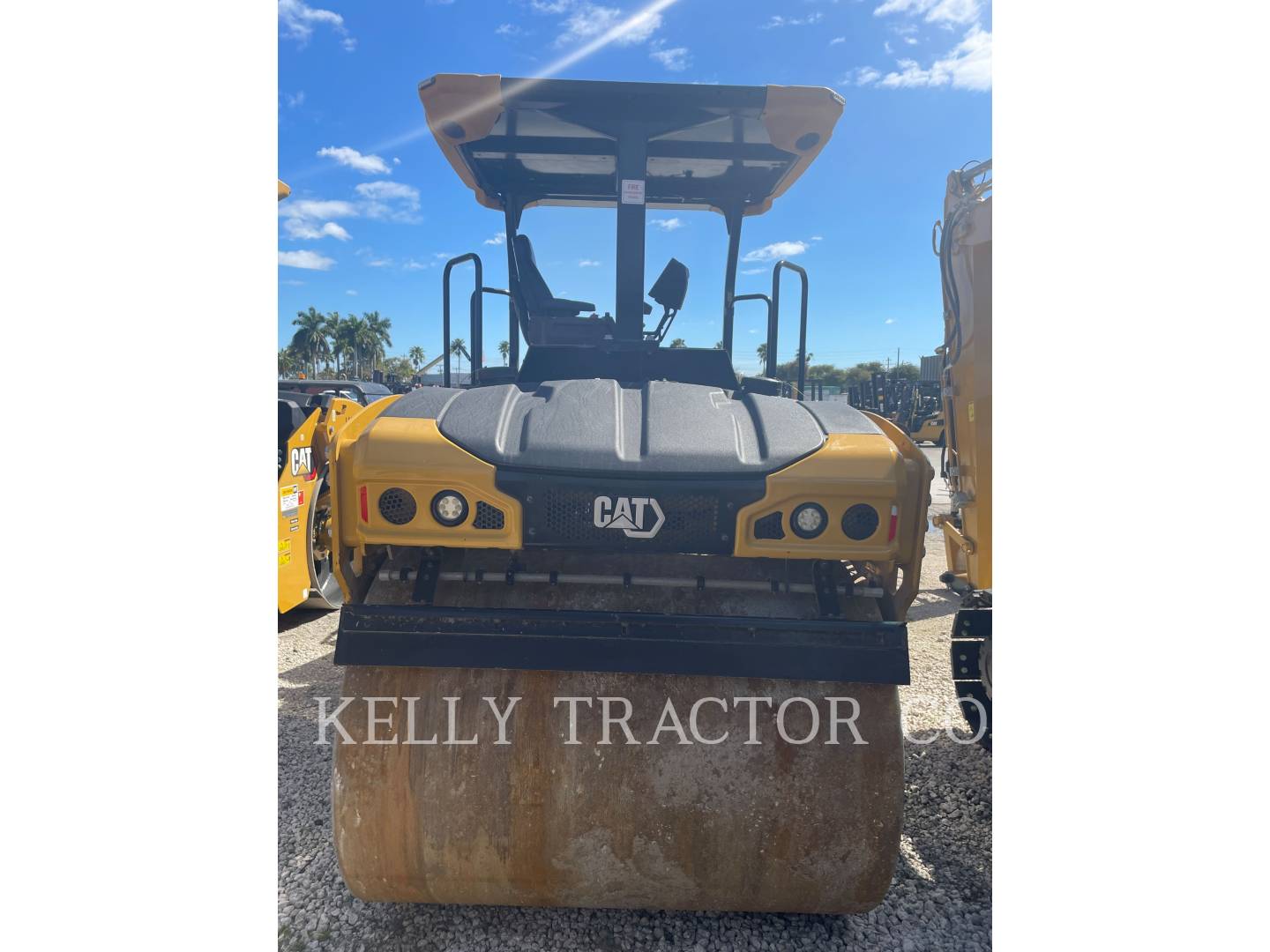 Caterpillar CB 7, Twin Drum Roller, 1087 hours, S/N: M5R00206, 2021 - Image 8
