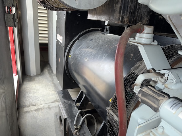 1250 KW Baldor #IDLC1250-2M, trailer mounted, Tier 2, sound attenuated enclosure, 277/480 Volts, 556 hours - Image 3