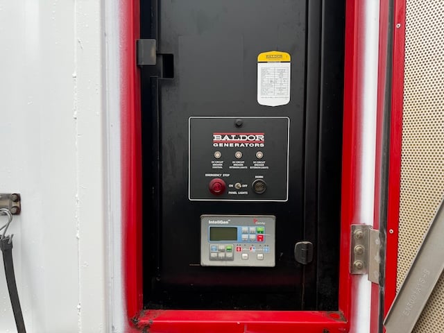 1250 KW Baldor #IDLC1250-2M, trailer mounted, Tier 2, sound attenuated enclosure, 277/480 Volts, 556 hours - Image 6