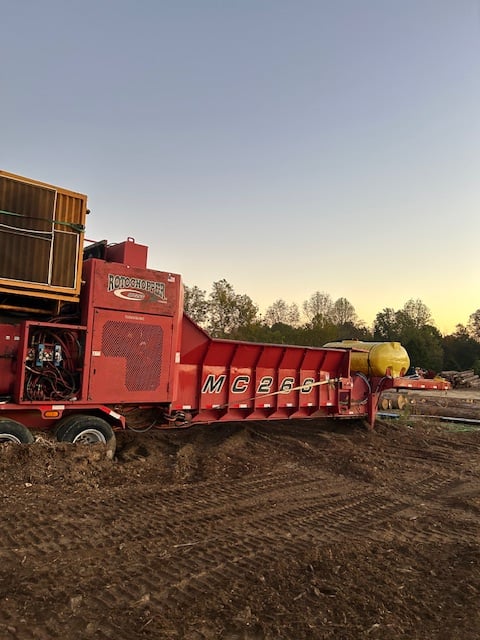 Rotochopper #MC-266, portable grinder, 535 HP, diesel, 200 gal.fuel capacity, PT Tech hydraulic clutch - Image 2