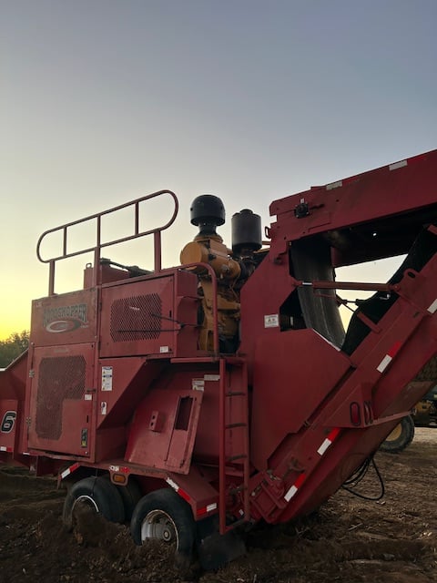 Rotochopper #MC-266, portable grinder, 535 HP, diesel, 200 gal.fuel capacity, PT Tech hydraulic clutch - Image 3