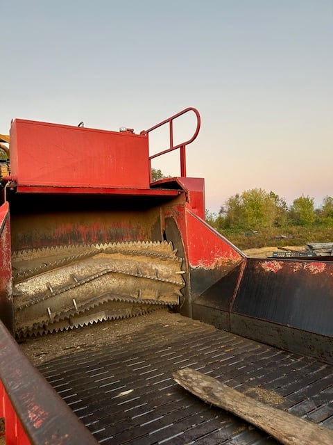 Rotochopper #MC-266, portable grinder, 535 HP, diesel, 200 gal.fuel capacity, PT Tech hydraulic clutch - Image 5