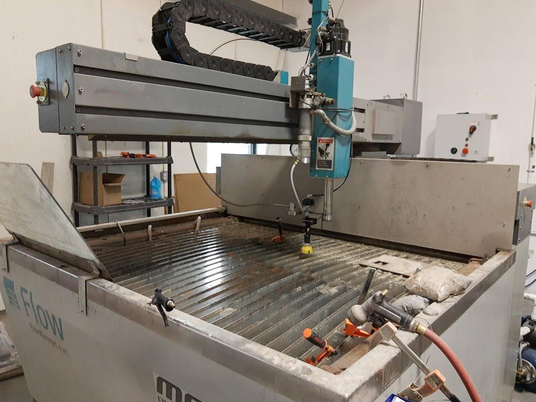 Flow #Mach-2-1313B, waterjet cutting system, 4.3'X, 4.3'Y, 7" Z, 30 HP, 60000 psi, 30SA-60 ESL intensifier - Image 2
