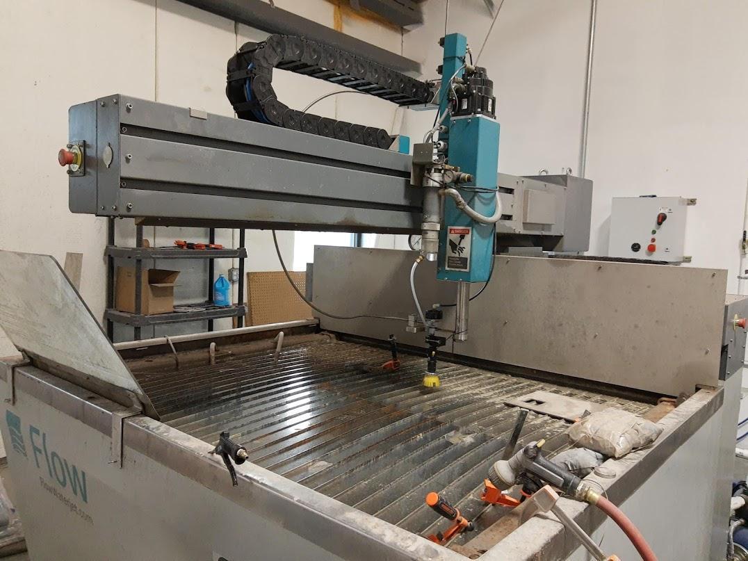 Flow #Mach-2-1313B, waterjet cutting system, 4.3'X, 4.3'Y, 7" Z, 30 HP, 60000 psi, 30SA-60 ESL intensifier - Image 3