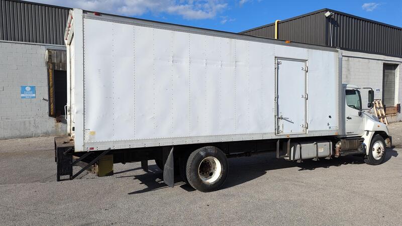Hino #268, 24' box truck w/tailgate, diesel engine, automatic transmission, air brakes, 2011 - Image 2