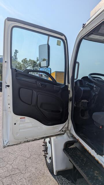 Hino #258, 22' refrigerated box truck, diesel engine, automatic transmission, hydraulic brakes, 2013 - Image 6