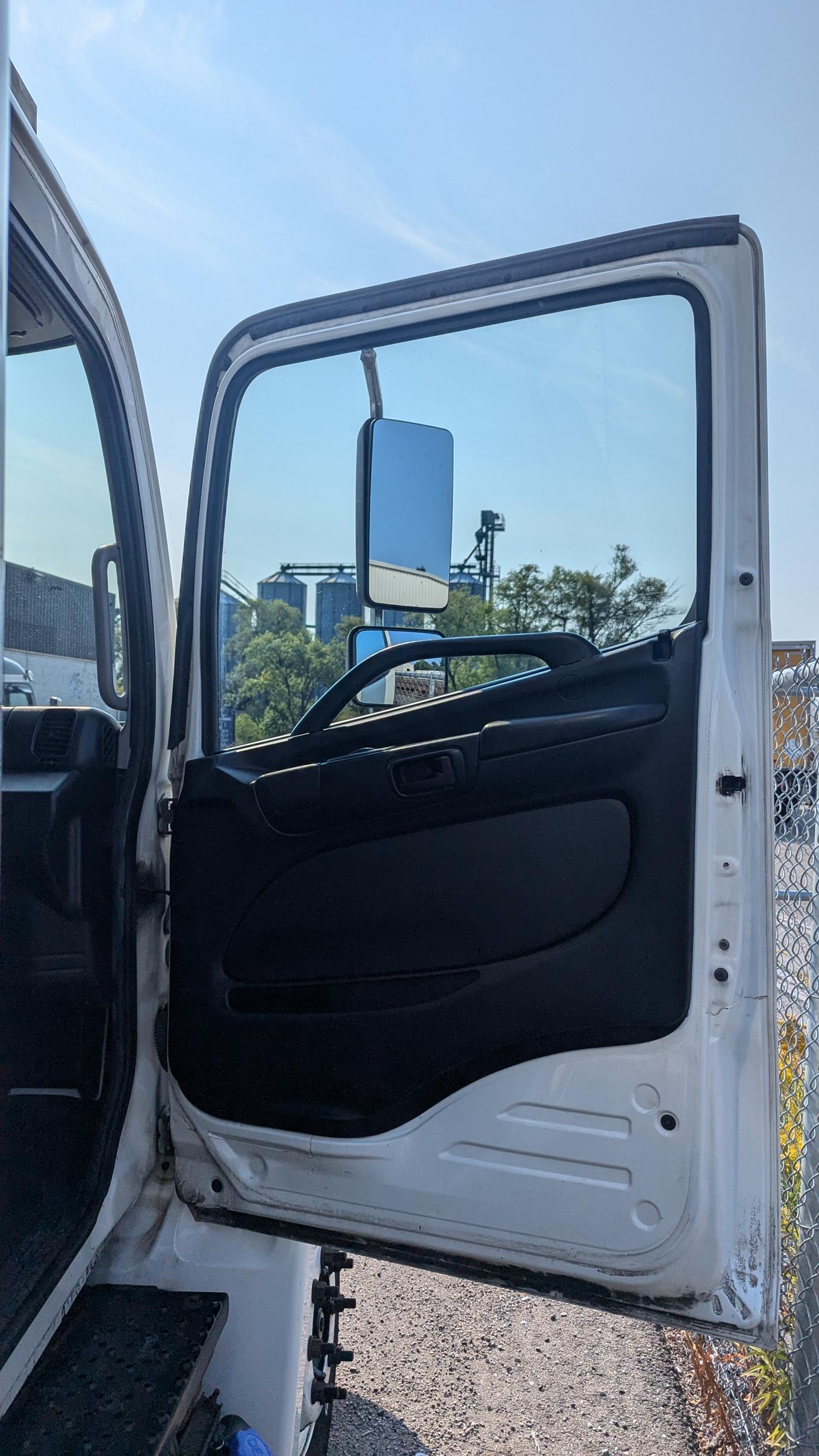 Hino #258, 22' refrigerated box truck, diesel engine, automatic transmission, hydraulic brakes, 2013 - Image 9