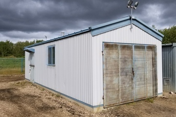 32' Kearney & Trecker Metal Industries, steel/concrete storage building, assembled on concrete pad, 2002 - Image 10