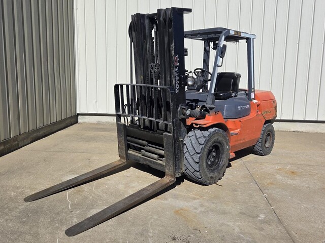 8800 lb. Toyota #7FGU45GAS, Forklift, gasoline, 199" lift height, 24" centers, 2005 - Image 2